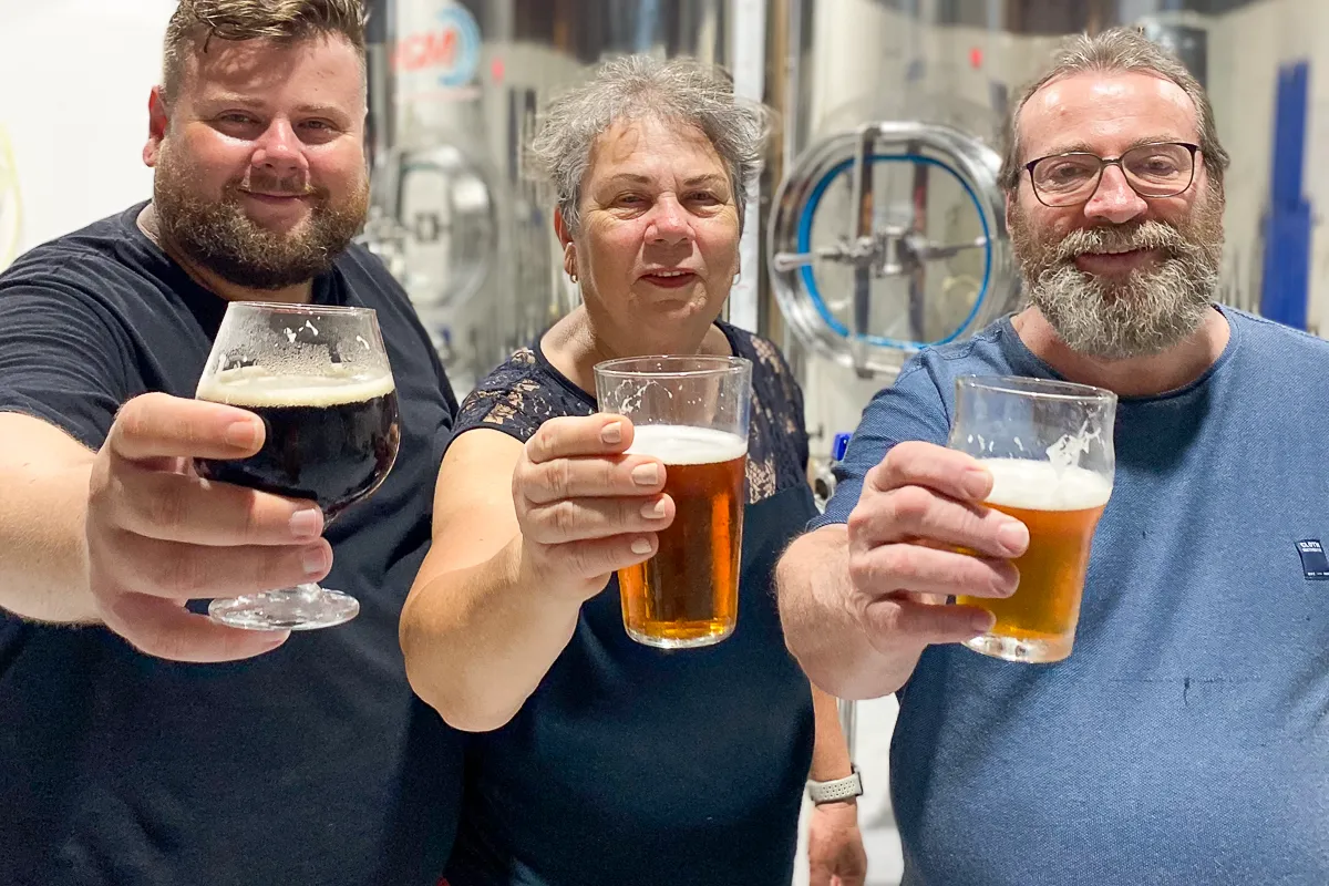 Amigos brindando no BrewPub