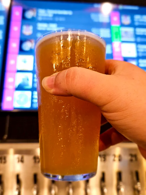 Cerveja servida no autosserviço